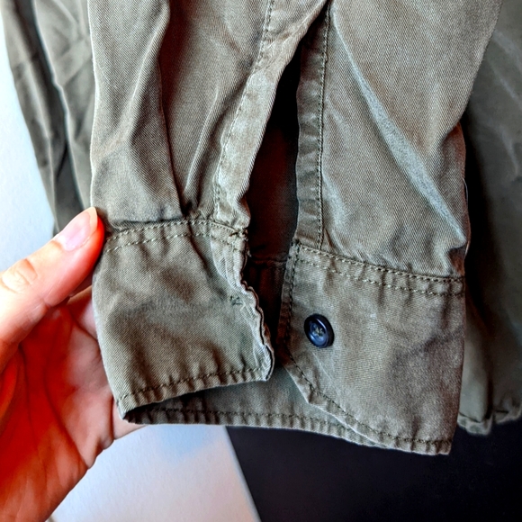 ✨2/$40✨ DEX khaki green long sleeve button-down shirt - Picture 3 of 6